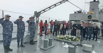 Homenaje fnebre en la mar,