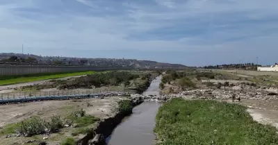 Colocan trampa para retener basura en el Valle del Río Tijuana