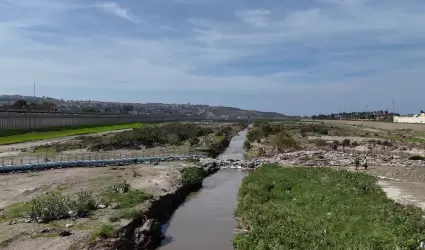 Colocan trampa para retener basura en el Valle del Ro Tijuana
