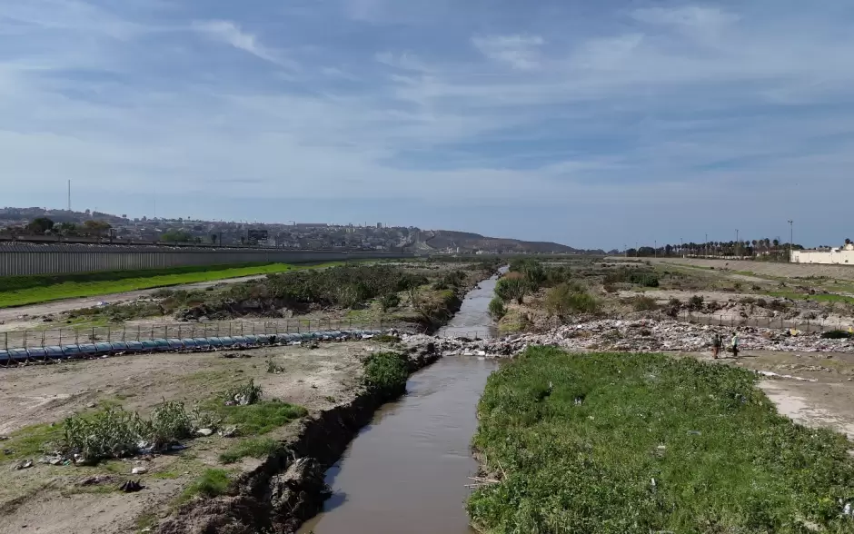 Colocan trampa para retener basura en el Valle del Ro Tijuana