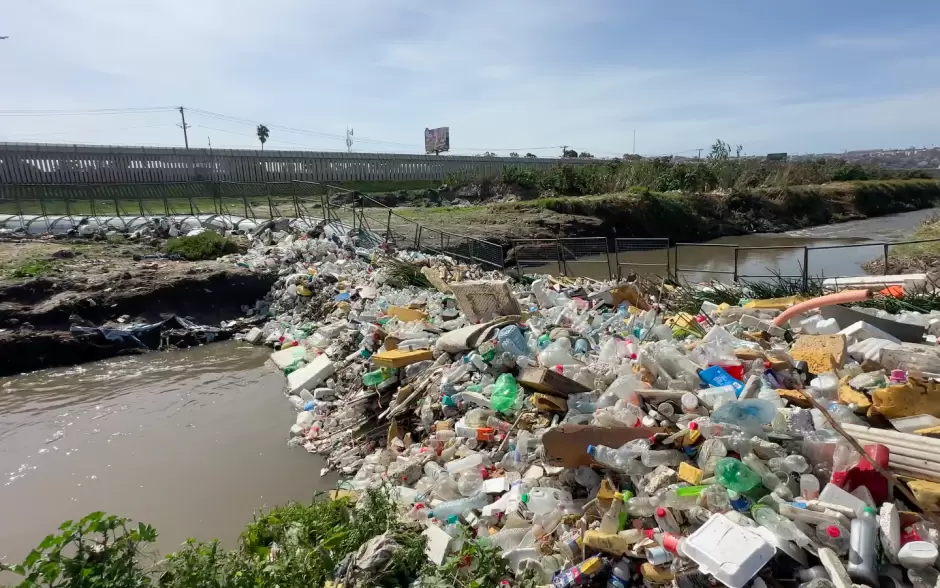 Colocan trampa para retener basura en el Valle del Ro Tijuana