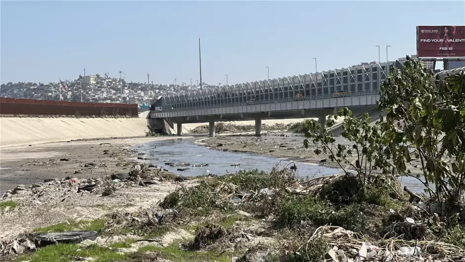 Colocan trampa para retener basura en el Valle del Ro Tijuana