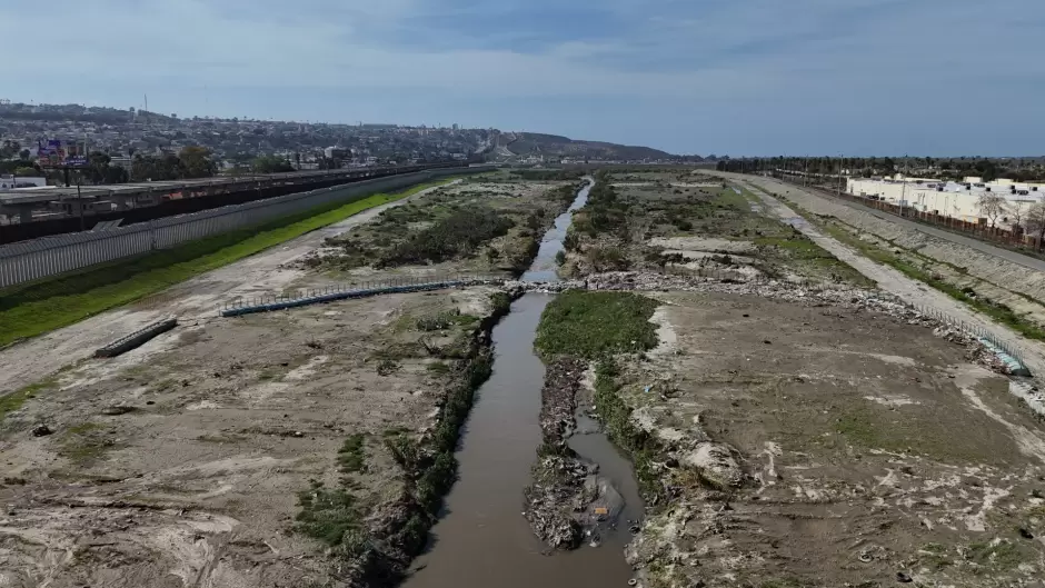 Colocan trampa para retener basura en el Valle del Ro Tijuana