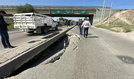 Socav�n en la V�a R�pida a metros del puente del bulevar O'Higgins