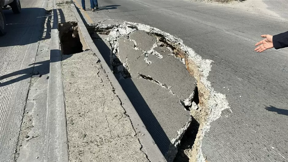 Socavn en la Va Rpida a metros del puente del bulevar O'Higgins