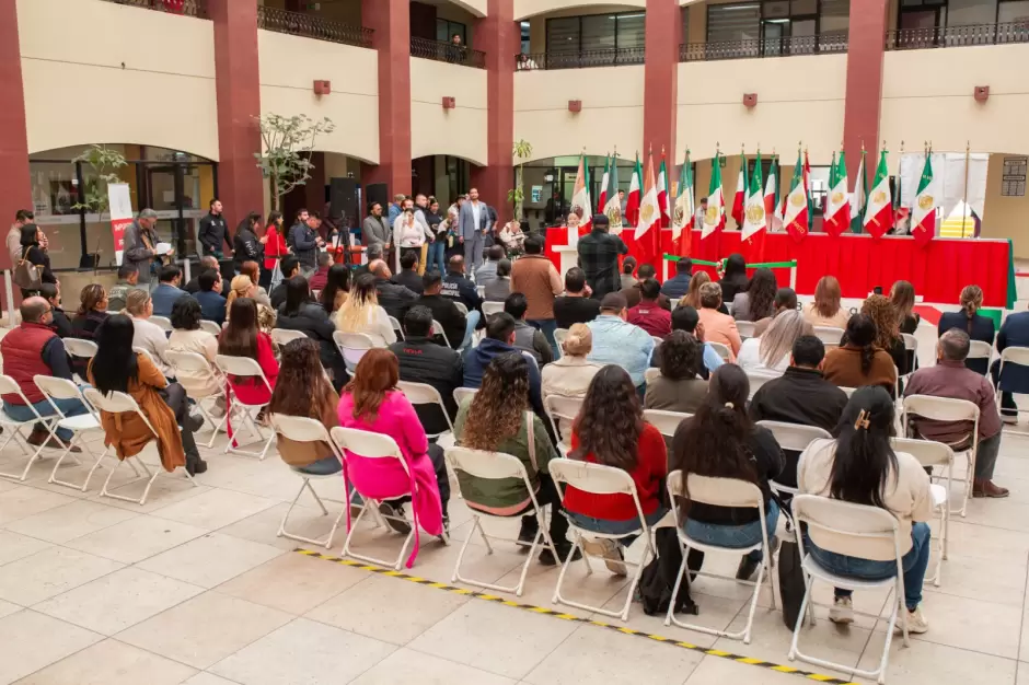 Exhibicin de banderas de Mxico