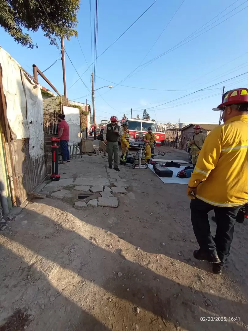 Rescatan a trabajador atrapado en pozo en la colonia Libertad