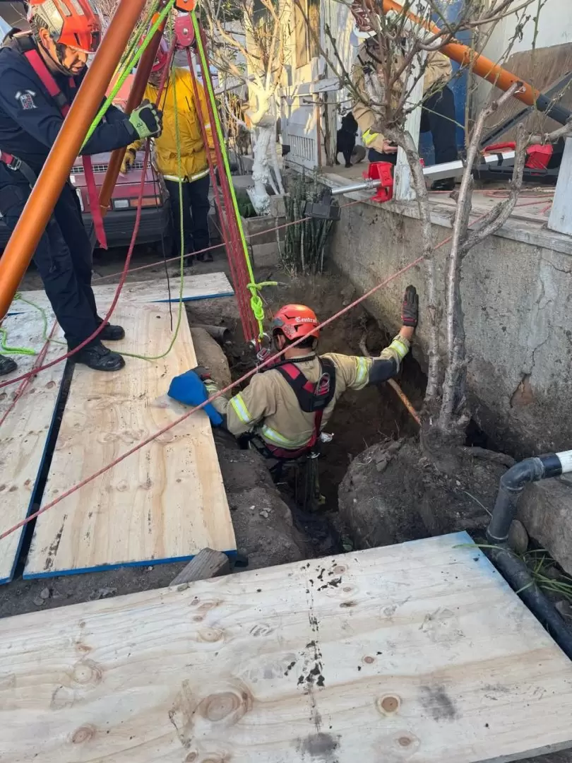 Rescatan a trabajador atrapado en pozo en la colonia Libertad