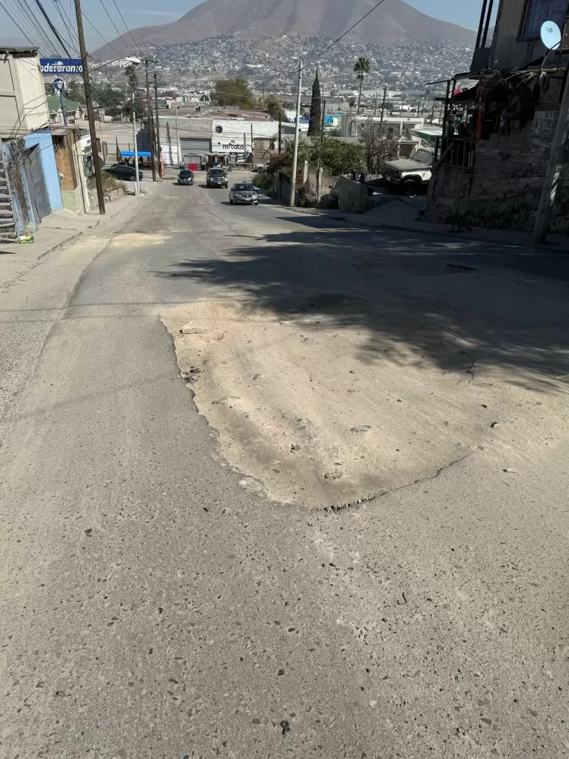 Vecinos denuncian baches peligrosos en Fraccionamiento Los Reyes