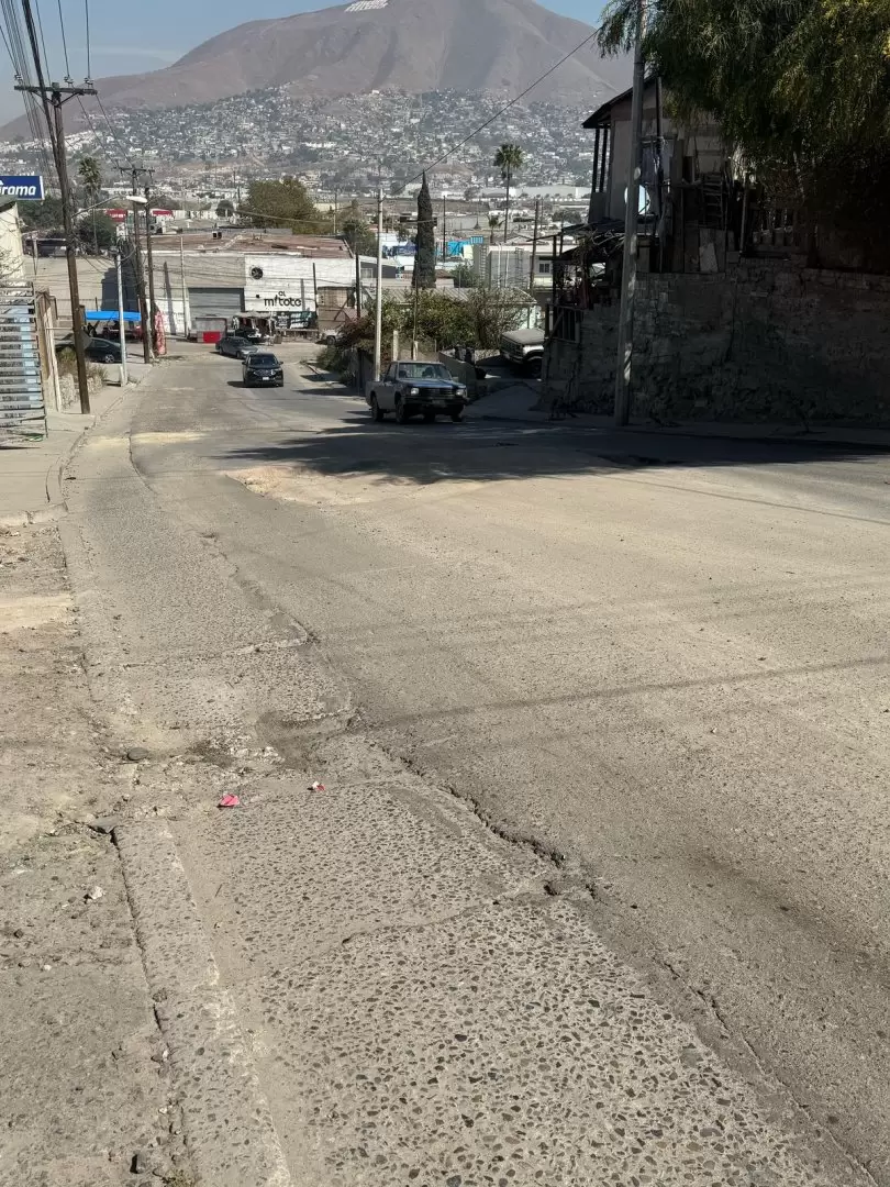 Vecinos denuncian baches peligrosos en Fraccionamiento Los Reyes