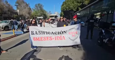 Trabajadores de la educacin de Tijuana marcharon en contra de la reforma al Iss