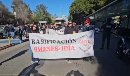 Trabajadores de la educacin de Tijuana marcharon en contra de la reforma al Iss