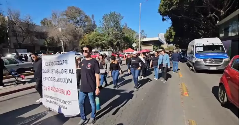 Trabajadores de la educacin de Tijuana marcharon en contra de la reforma al Issste