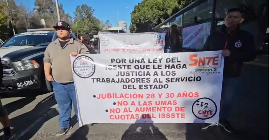 Trabajadores de la educacin de Tijuana marcharon en contra de la reforma al Issste