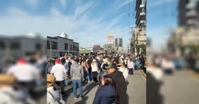 Maestros bloquean bulevar Salinas en protesta contra reforma a la Ley del Issste