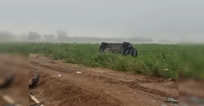 Vehculo se vuelca en carretera a La Bufadora; conductor abandona la unidad