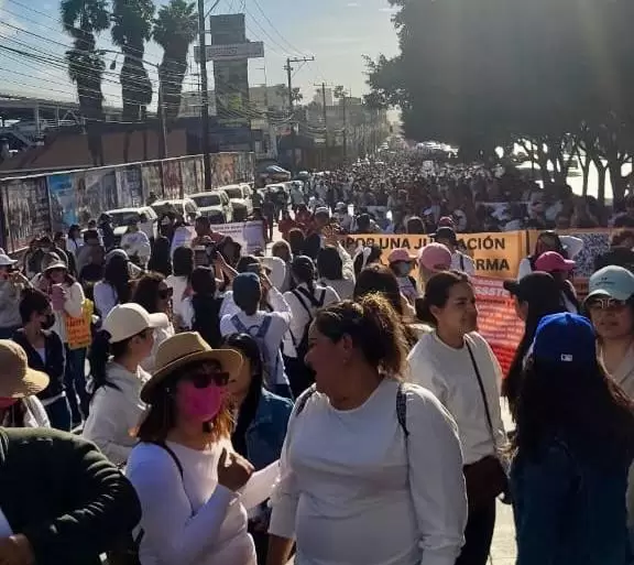Maestros bloquean bulevar Salinas en protesta contra reforma a la Ley del Issste