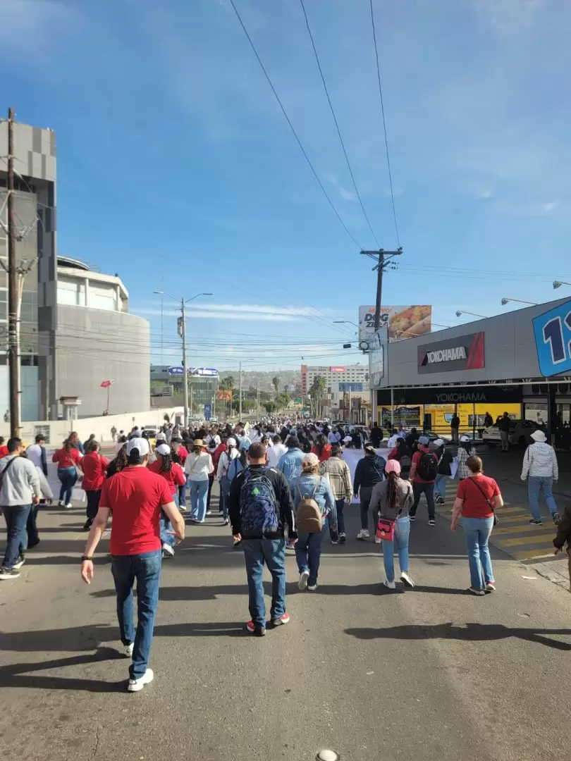 Maestros bloquean bulevar Salinas en protesta contra reforma a la Ley del Issste