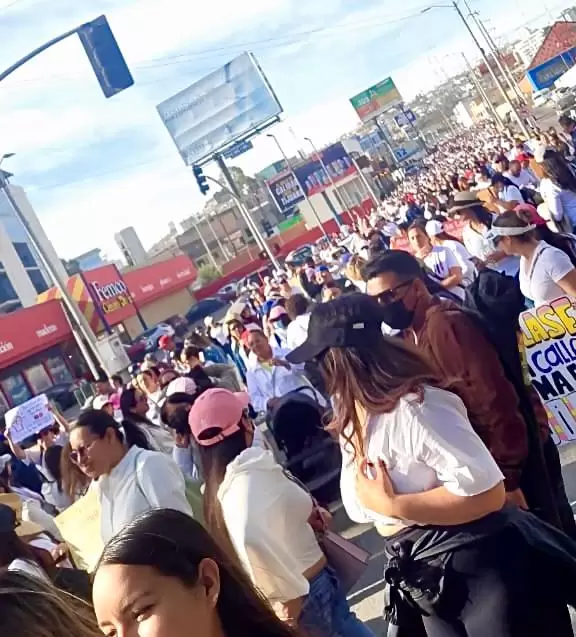 Maestros bloquean bulevar Salinas en protesta contra reforma a la Ley del Issste