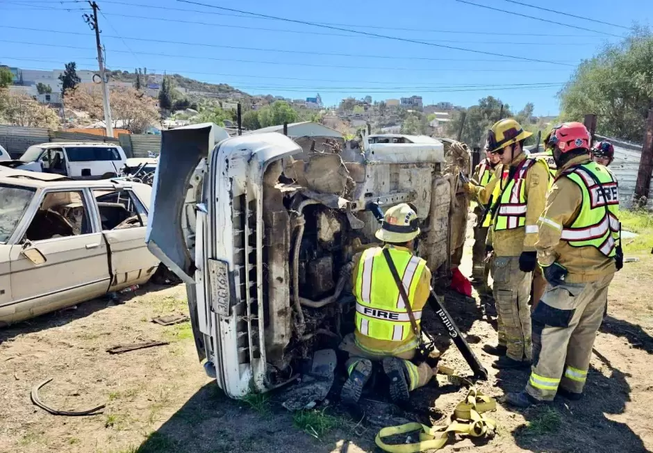 Bomberos de Tecate se capacitan en extraccin vehicular