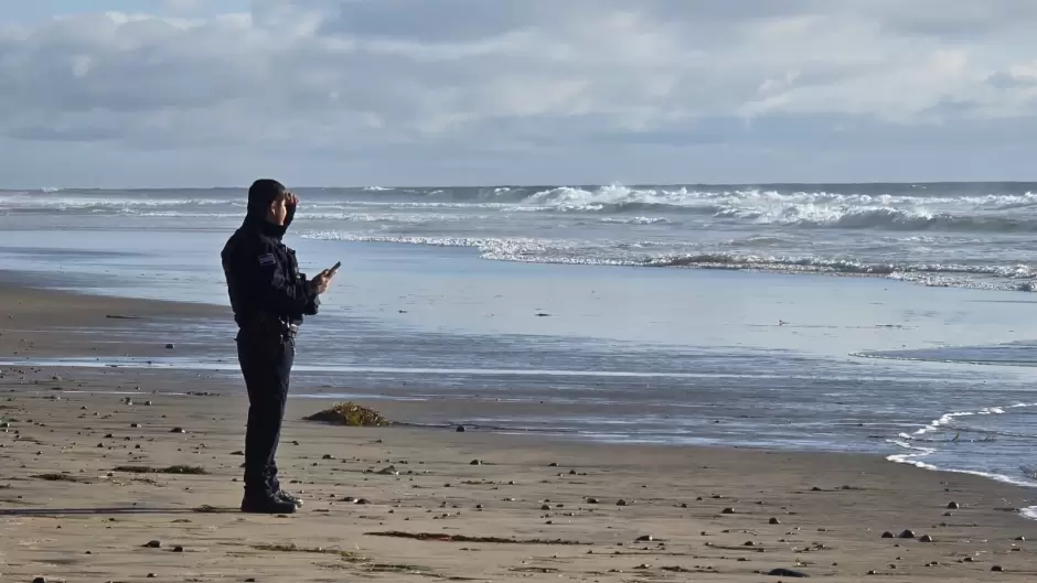 Rescatan a menor en el mar y continan bsqueda de otro joven