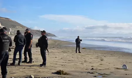 Rescatan a menor en el mar y continan bsqueda de otro joven