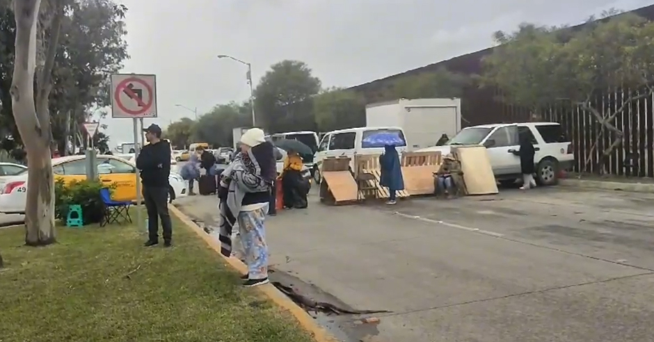 VIDEO: Mantienen bloqueo de carretera Aeropuerto; colocan ...