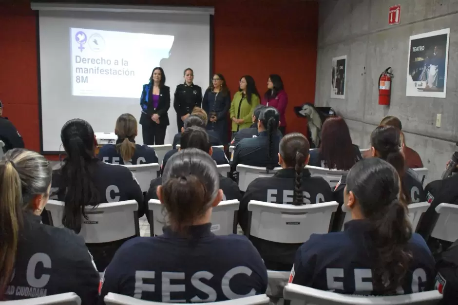 Mujeres policas de Baja California se capacitan sobre el derecho a la manifestacin durante el 8M