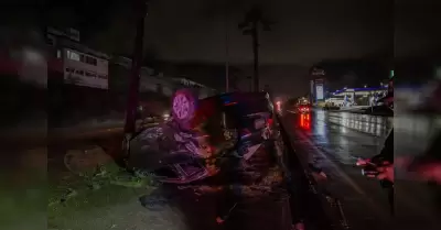 Volcadura de vehculo en la carretera Tijuana-Rosarito deja unidad abandonada