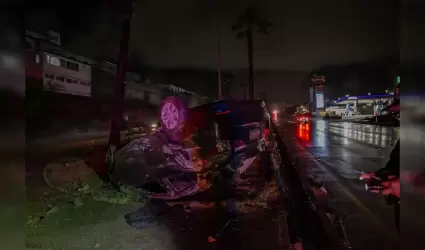 Volcadura de vehculo en la carretera Tijuana-Rosarito deja unidad abandonada