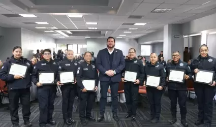 Reconoce Ismael Burgueo trayectoria y profesionalismo de mujeres policas