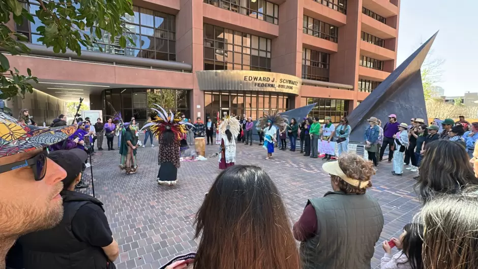 Mujeres protestan frente a oficinas del ICE en San Diego