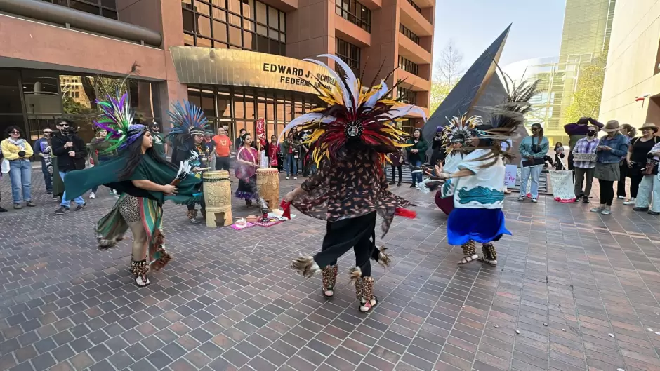 Mujeres protestan frente a oficinas del ICE en San Diego