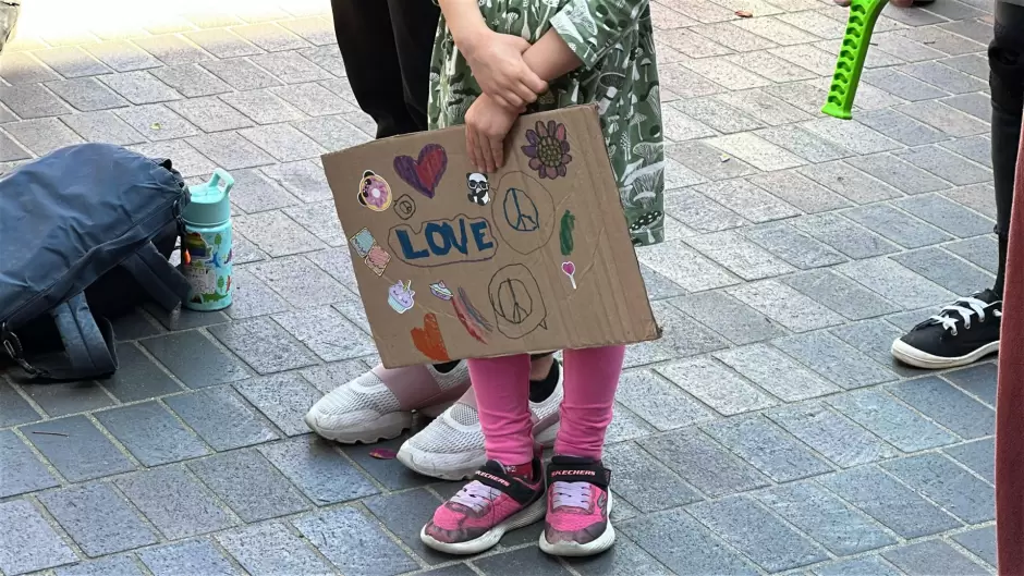 Mujeres protestan frente a oficinas del ICE en San Diego