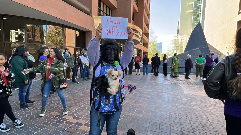 Mujeres protestan frente a oficinas del ICE en San Diego