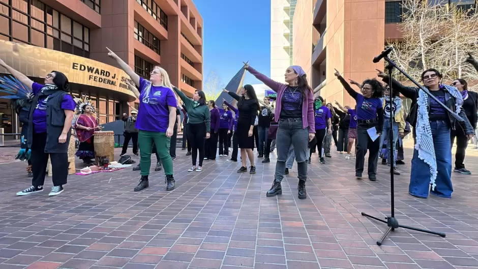 Mujeres protestan frente a oficinas del ICE en San Diego