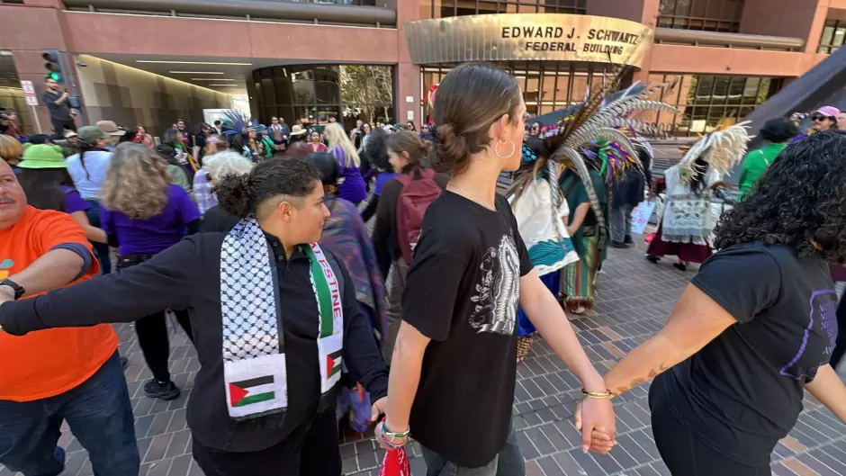 Mujeres protestan frente a oficinas del ICE en San Diego