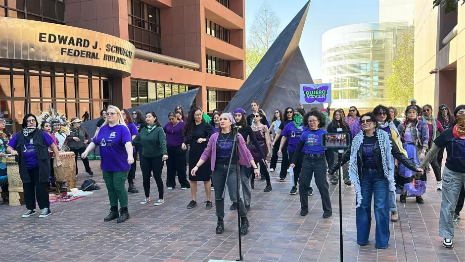 Mujeres protestan frente a oficinas del ICE en San Diego