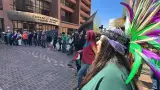 Mujeres protestan frente a oficinas del ICE en San Diego