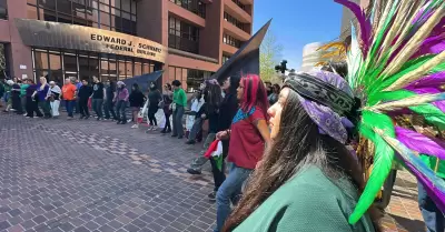 Mujeres protestan frente a oficinas del ICE en San Diego