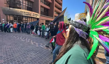 Mujeres protestan frente a oficinas del ICE en San Diego