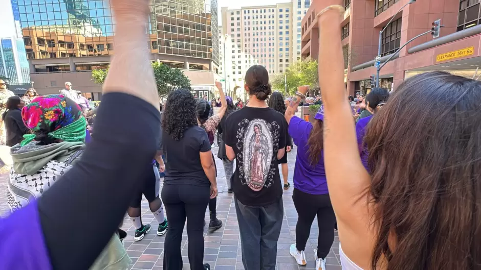 Mujeres protestan frente a oficinas del ICE en San Diego