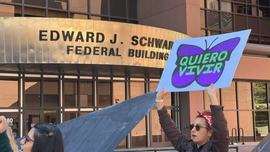 Mujeres protestan frente a oficinas del ICE en San Diego