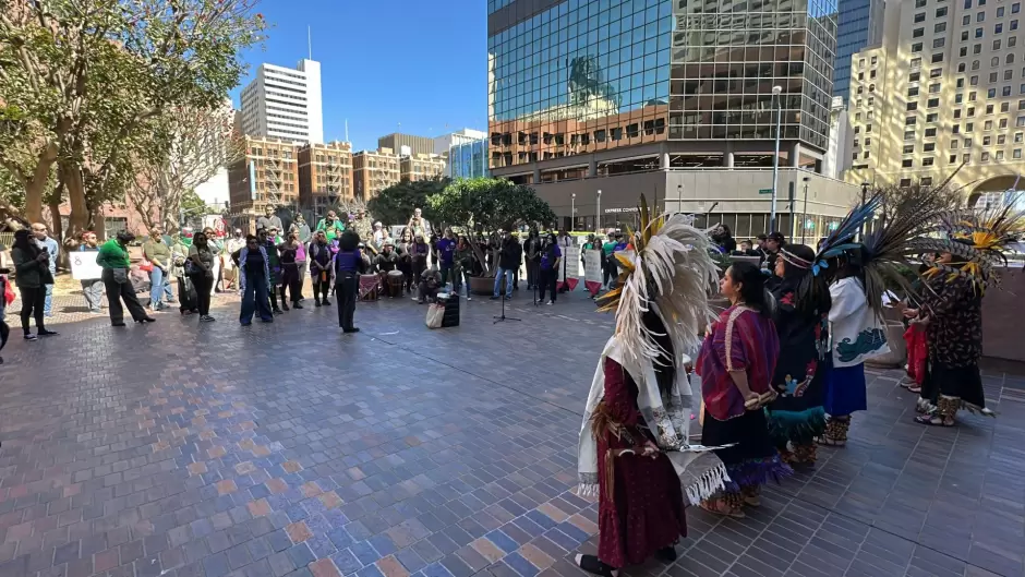 Mujeres protestan frente a oficinas del ICE en San Diego