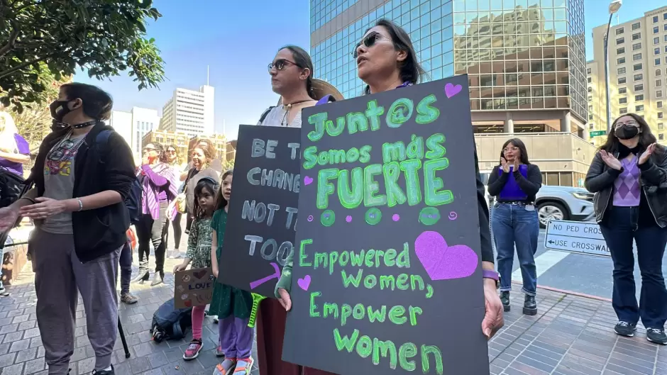 Mujeres protestan frente a oficinas del ICE en San Diego