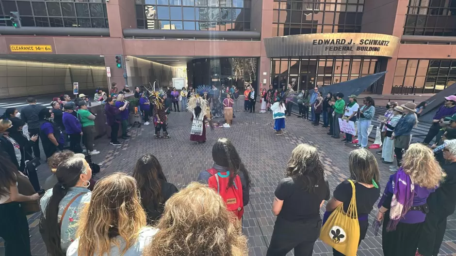 Mujeres protestan frente a oficinas del ICE en San Diego