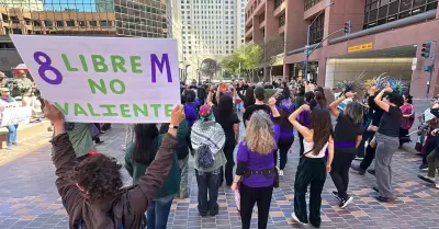 Mujeres protestan frente a oficinas del ICE en San Diego