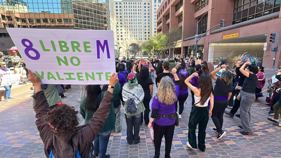 Mujeres protestan frente a oficinas del ICE en San Diego