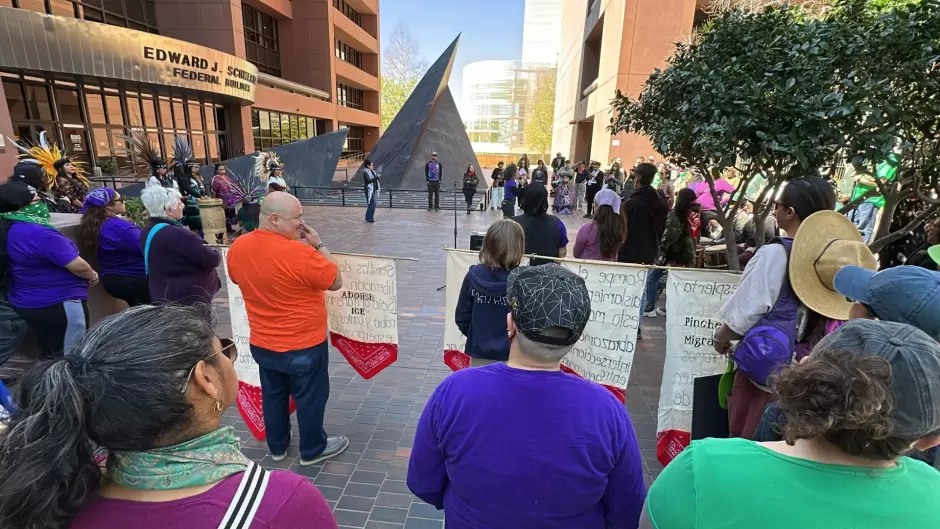 Mujeres protestan frente a oficinas del ICE en San Diego