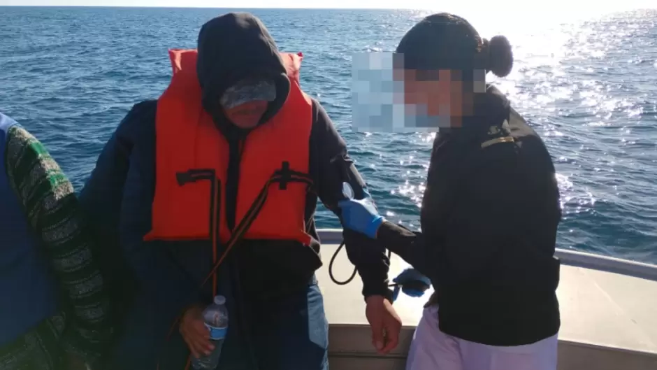 Personas rescatadas a bordo de una embarcacin al noroeste de Ensenada